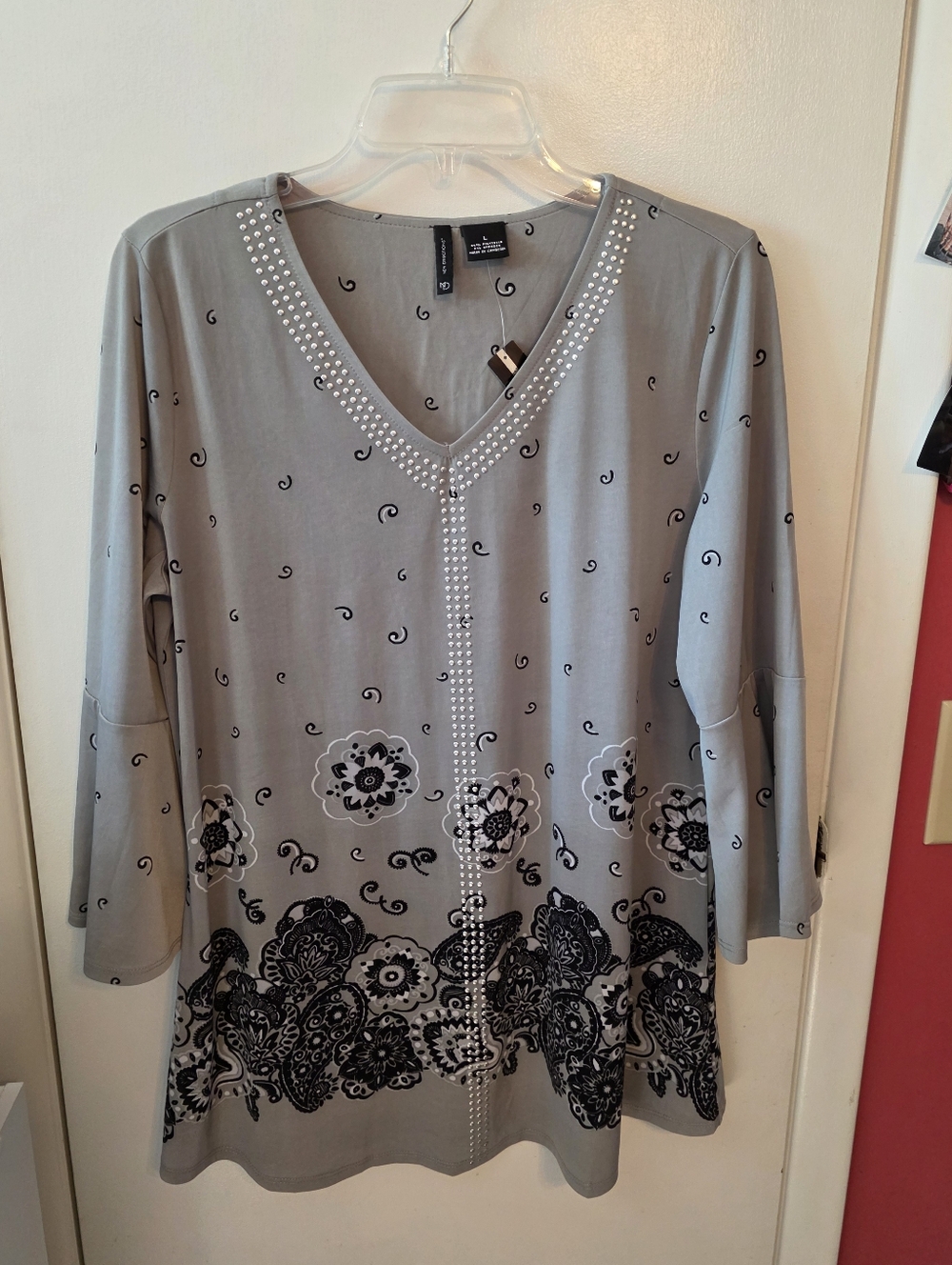 New Directions Embellished V-Neck Blouse Gray Black Floral Large NWT